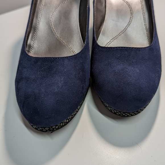 Tahari suede heels - Picture 5 of 6